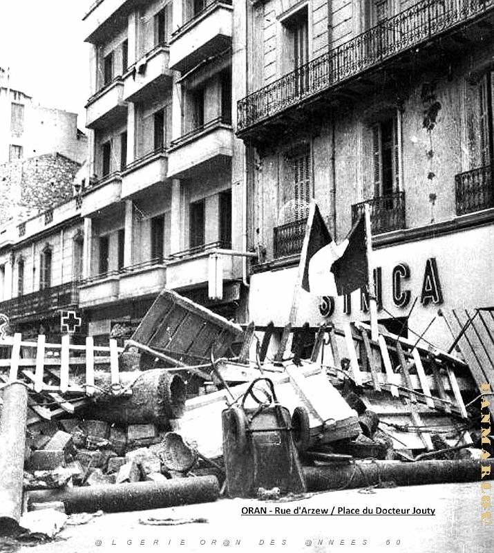 RA d- 02- Place du Docteur Jouty- barricades.jpg